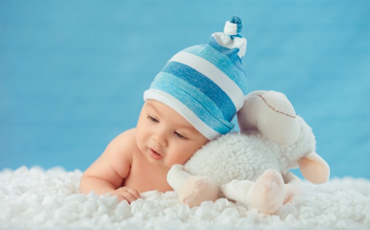 cute-new-born-baby-full-screen-high-resolution-wallpaper-free-desktop-background-pictures-hd-images-iphone-background-images-widescreen-2560x1600-736x459