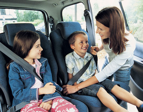 kids-happy-in-car