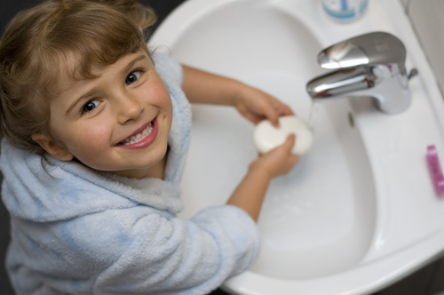 kid-washing-hands